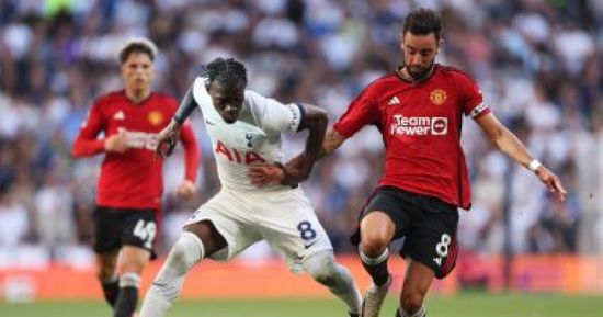 فليتشر مدرب مانشستر يونايتد المؤقت يقود الفريق في مباراة بكأس الاتحاد الإنجليزي