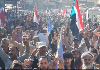 حشود الضالع تجدد التفويض للرئيس الزُبيدي