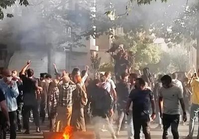احتجاجات حاشدة في إيران في ظل قطع الانترنت