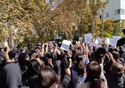 إيران تحجب الإنترنت والزعيم الأعلى يحذر المحتجين