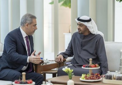 رئيس الإمارات يستقبل وزير الخارجية التركي في قصر الشاطئ