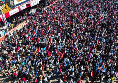 توافد الآلاف إلى ساحة العروض دعما لـ"الانتقالي" والإعلان الدستوري