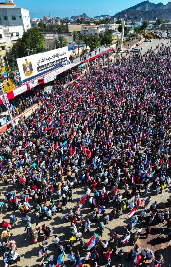 توافد الآلاف إلى ساحة العروض دعما لـ"الانتقالي" والإعلان الدستوري