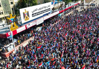 مليونية عدن تجدد العهد.. تأييد للمجلس الانتقالي وتمسك بمسار استعادة الدولة