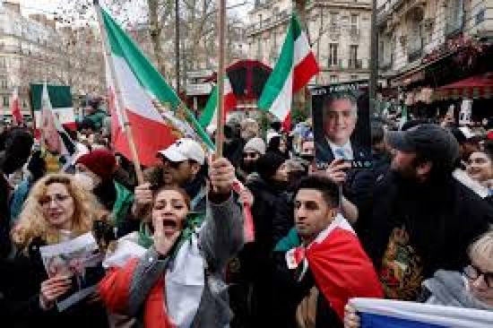 معارض إيراني يدعو المواطنين لرفع أصوات غضبهم واحتجاجهم