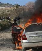 مستوطنون يحرقون مركبتين لفلسطينيين بالقدس