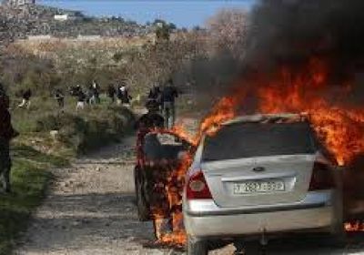 مستوطنون يحرقون مركبتين لفلسطينيين بالقدس