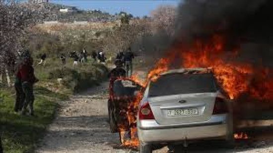 مستوطنون يحرقون مركبتين لفلسطينيين بالقدس