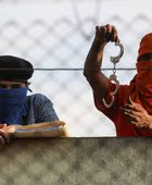 سجناء بغواتيمالا يحتجزون 46 شخصًا رهائن