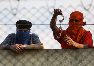 سجناء بغواتيمالا يحتجزون 46 شخصًا رهائن