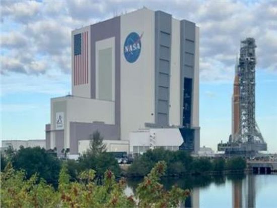 ناسا تنقل صاروخها الضخم إلى منصة الإطلاق بفلوريدا تمهيداً لـ"أرتميس 2"