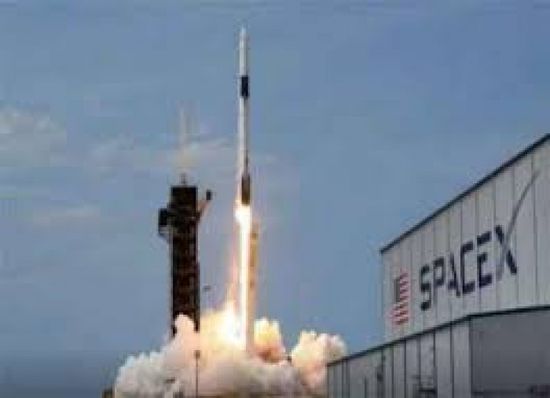 صاروخ مهمة "أرتيميس 2" القمرية ينقل إلى منصة الإطلاق في فلوريدا