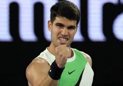 ألكاراز يهزم والتون في مستهل مشواره لإكمال ألقاب البطولات الكبرى