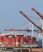 العجز التجاري الأمريكي يهبط لأدنى مستوياته منذ 16 عاماً