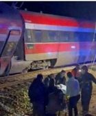 رئيس الحكومة الإسبانية يتفقد موقع حادث تصام القطارين