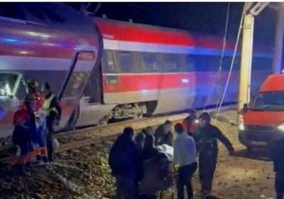 رئيس الحكومة الإسبانية يتفقد موقع حادث تصام القطارين