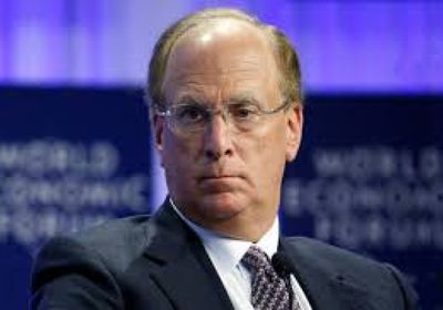 لاري فينك يحذر من "رأسمالية النخبة" وانفصال دافوس عن الواقع