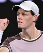 سينر يتغلب على التشنج العضلي والحر الشديد ويتقدم في أستراليا