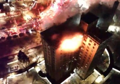 حريق ضخم يندلع في مبنى شاهق بنيويورك