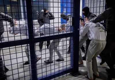 جندي إسرائيلي يبتز عائلة معتقل فلسطيني ويطلب فدية