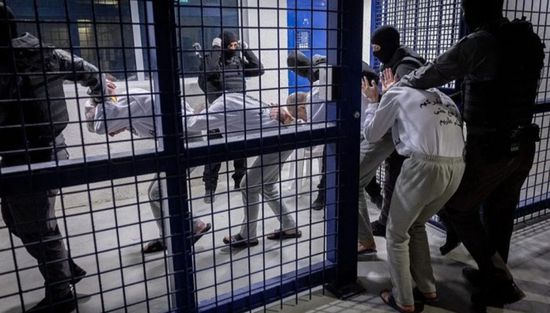 جندي إسرائيلي يبتز عائلة معتقل فلسطيني ويطلب فدية