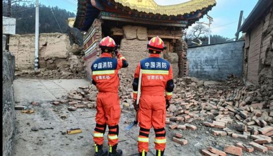 الصين: إجلاء أكثر من 20 ألف شخص بعد زلزال بقوة 5.5 درجة في مقاطعة غانسو