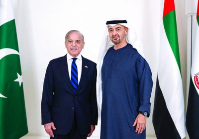 محمد بن زايد يستقبل رئيس باكستان في قصر البحر