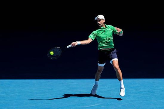 ديوكوفيتش يصعد إلى قبل نهائي ملبورن بارك بعد إصابة موزيتي