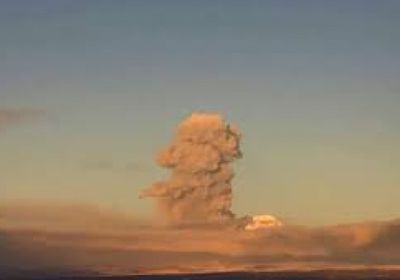 بركان يقذف رمادا بارتفاع آلاف الأمتار في أقصى الشرق الروسي