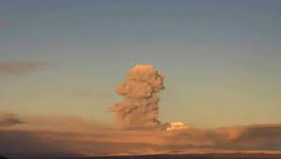 بركان يقذف رمادا بارتفاع آلاف الأمتار في أقصى الشرق الروسي