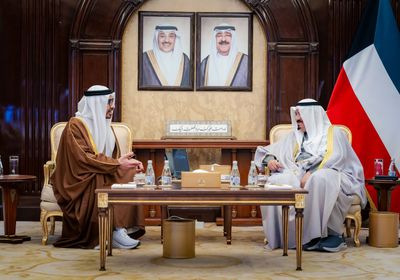 وزير الخارجية الإماراتي يلتقي رئيس الوزراء الكويتي