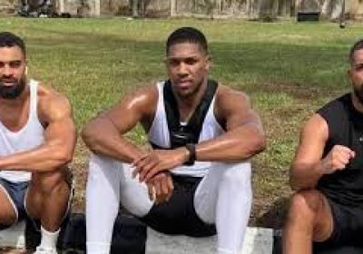 جوشوا ينعى صديقيه بعد نجاته من حادث سير في نيجيريا