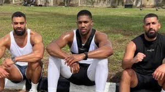 جوشوا ينعى صديقيه بعد نجاته من حادث سير في نيجيريا