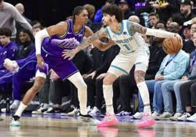 كنوبل يسجل ثماني رميات ثلاثية في فوز هورنتس على مافريكس