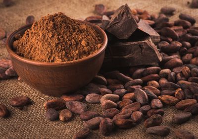 تعافي طفيف لأسعار الكاكاو عالمياً وسط مخاوف من فائض الإنتاج