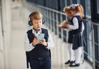 هولندا تفرض حظرًا على استخدام الأطفال لوسائل التواصل