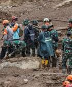 ارتفاع عدد قتلى انهيار أرضي في إندونيسيا إلى 49