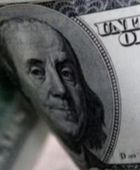 تكاليف قياسية للرهان ضد الدولار وسط اضطرابات سياسية بواشنطن