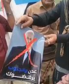 حشود غاضبة تضرم النار في صورة العليمي بعدن