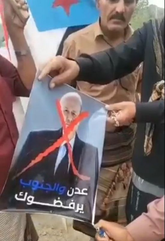 حشود غاضبة تضرم النار في صورة العليمي بعدن