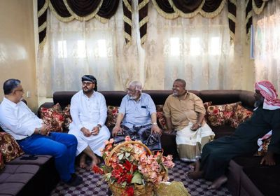 وفد انتقالي حضرموت يزور المناضل الأكتوبري باعثمان