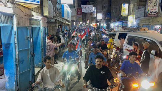 مسيرة جماهيرية بالمكلا دعمًا لقرارات الرئيس الزُبيدي الليلة