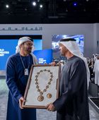 رئيس الإمارات يمنح محمد القرقاوي وسام الاتحاد