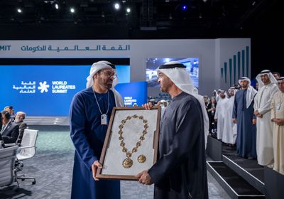رئيس الإمارات يمنح محمد القرقاوي وسام الاتحاد