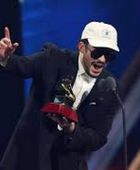 باد باني أول مغنِّ ينال جائزة غرامي لألبوم العام عن أسطوانة بالإسبانية