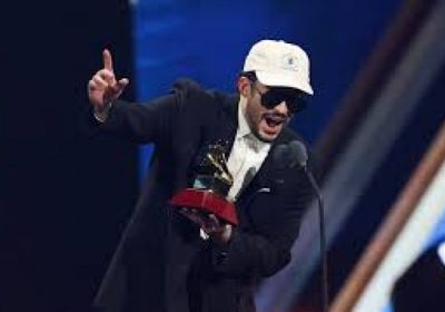 باد باني أول مغنِّ ينال جائزة غرامي لألبوم العام عن أسطوانة بالإسبانية