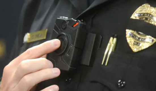 إلزام ضباط الأمن الداخلي الأمريكي بتثبيت كاميرات على أجسامهم