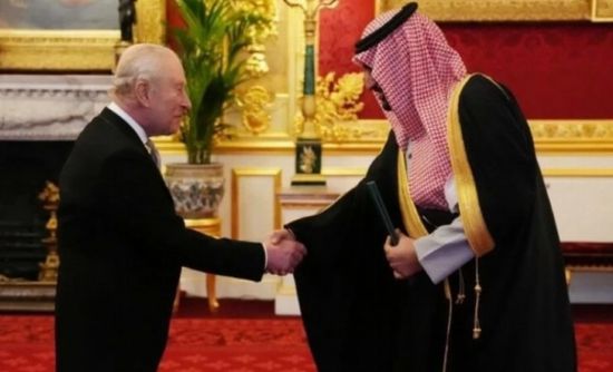 الأمير عبدالله بن خالد يقدّم أوراق اعتماده سفيراً للسعودية في لندن