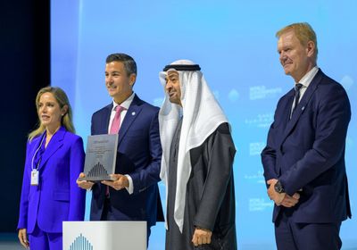 محمد بن زايد يسلم رئيس الباراغواي الجائزة العالمية للحكومات الأكثر تطوراً