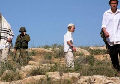 مستوطنون يعتدون على مساكن مواطنين بالضفة الغربية